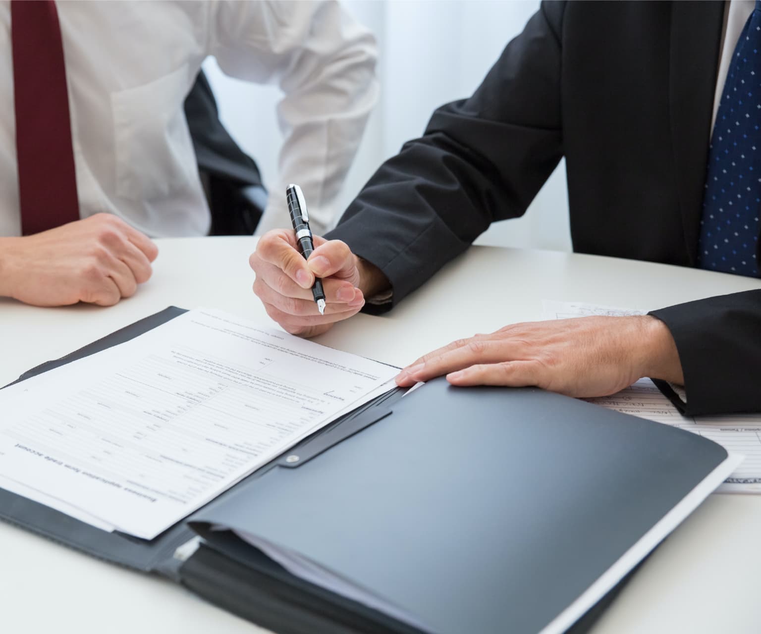 Asesoramiento legal y firma de contratos profesionales