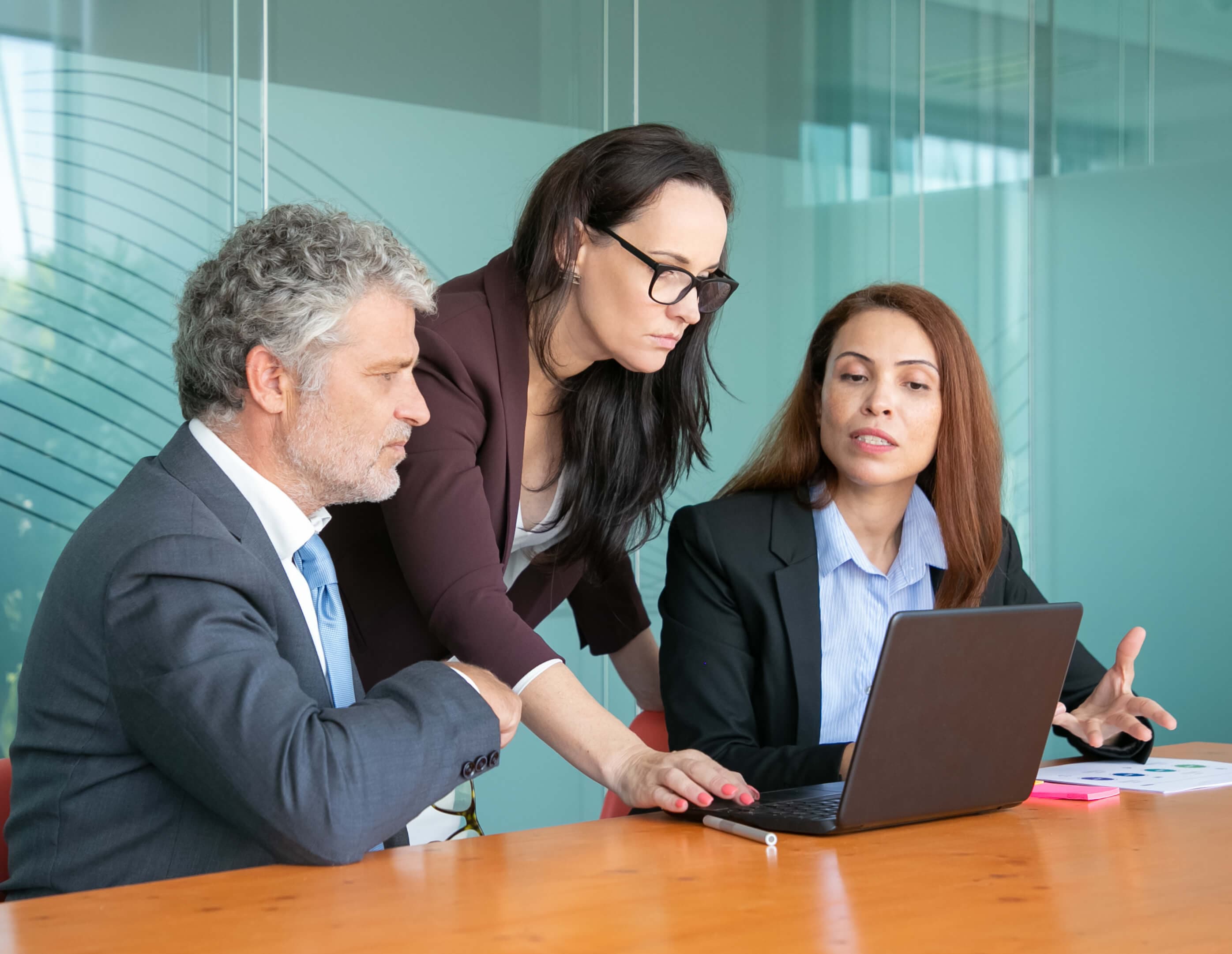 Reunión profesional entre abogada y cliente revisando documentos en una oficina jurídica.